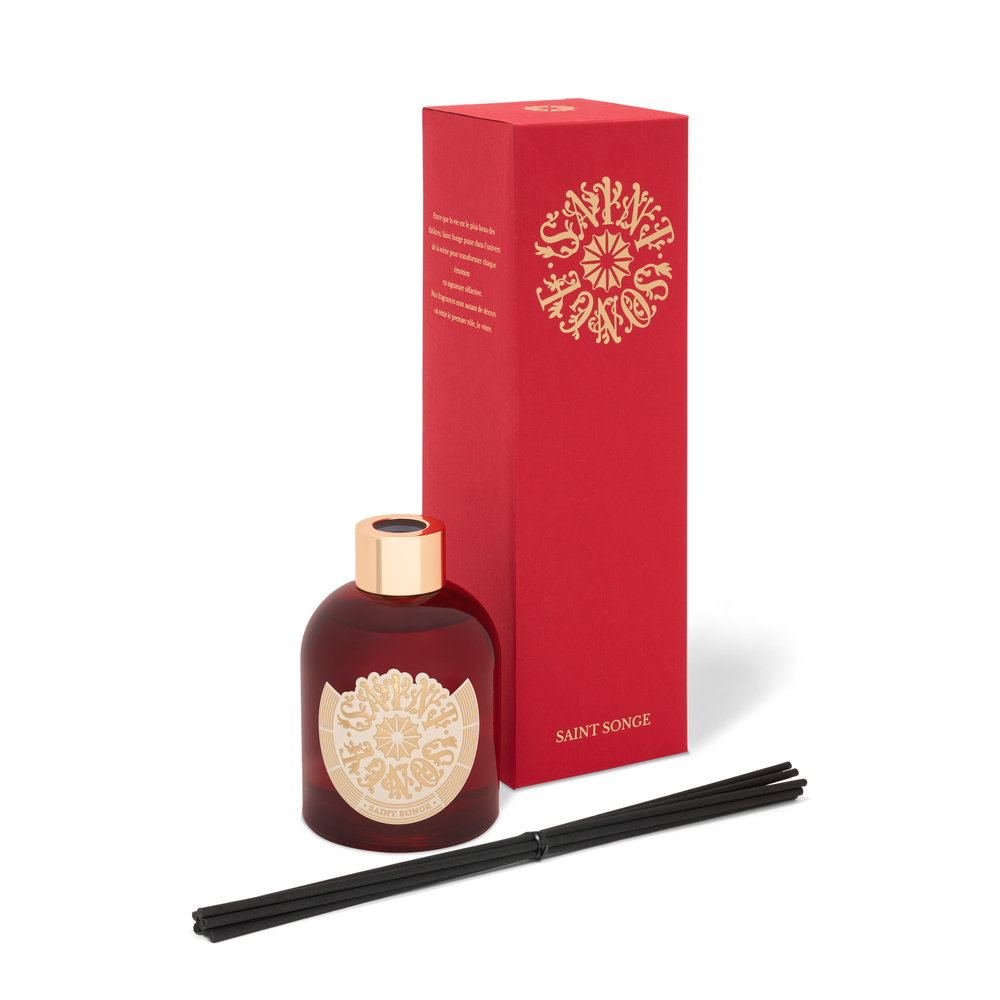 Bouquets parfumés Saint Songe de 250 millilitres dans son flacon en verre rouges et or, avec son étiquette ivoire et or et ses bâtonnets noirs.
