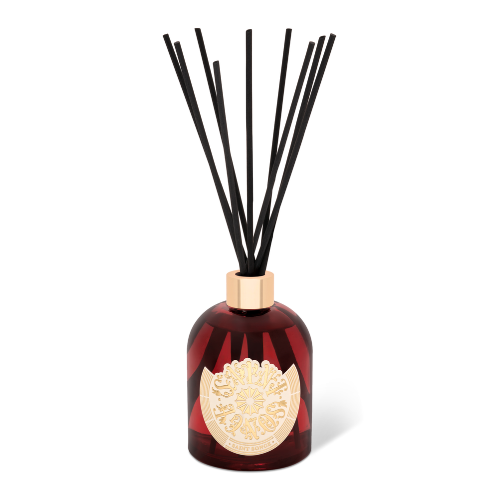 Bouquets parfumés Saint Songe de 250 millilitres dans son flacon en verre rouges et or, avec son étiquette ivoire et or et ses bâtonnets noirs.