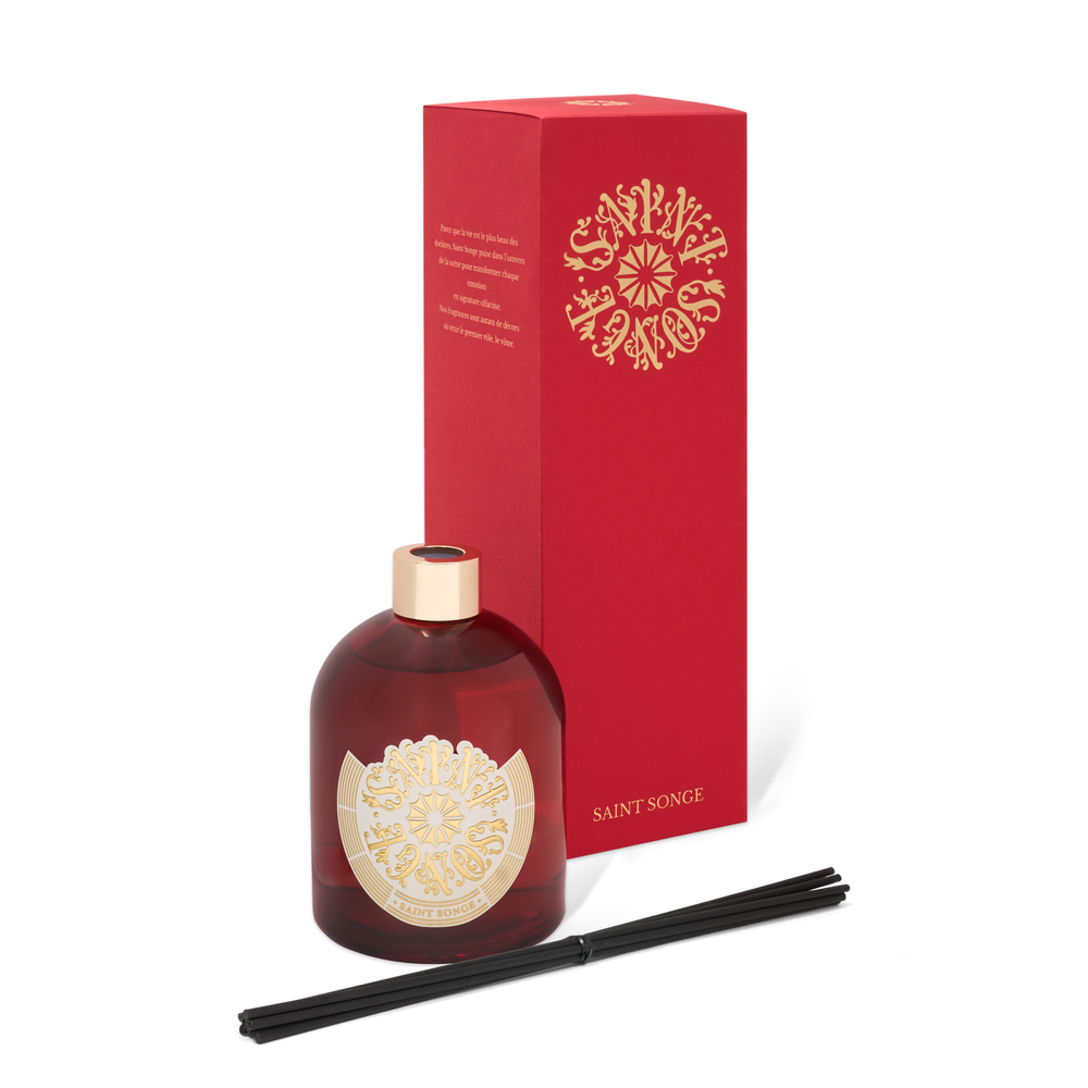 Bouquets parfumés Saint Songe de 250 millilitres dans son flacon en verre rouges et or, avec son étiquette ivoire et or et ses bâtonnets noirs.