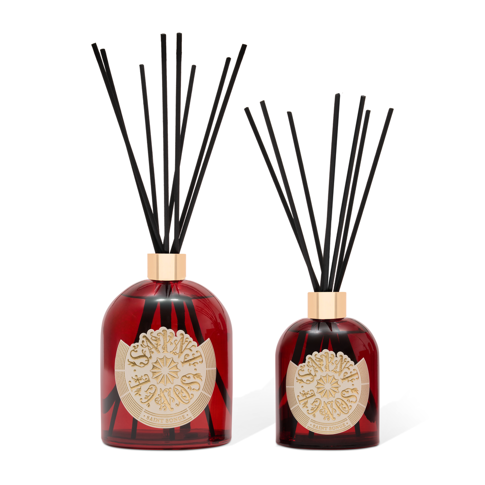 Bouquets parfumés Saint Songe de 250 millilitres dans son flacon en verre rouges et or, avec son étiquette ivoire et or et ses bâtonnets noirs.